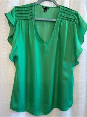 Verona V-Neck Ruffle Sleeve Blouse EUC Like new beautiful emerald green Medium